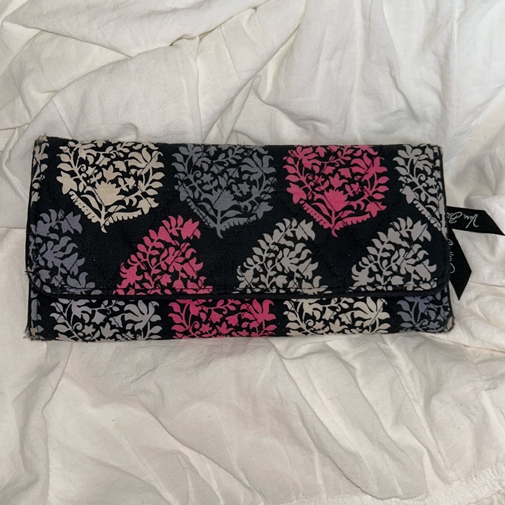 VERA BRADLEY QUILTED WALLET magnetic close